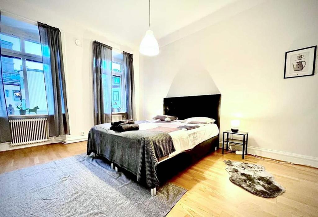 - une chambre avec un lit et une grande fenêtre dans l'établissement Luxury Apartment In City Centre, à Göteborg