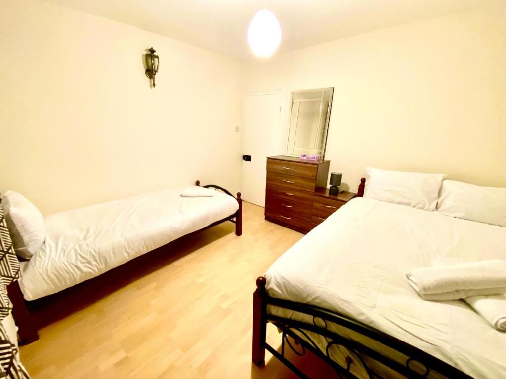 Krevet ili kreveti u jedinici u objektu Spacious Two Bedroom house on Ground Floor in Ealing London