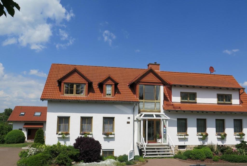 un edificio blanco con techo rojo en Hotel Erfurtblick, en Erfurt