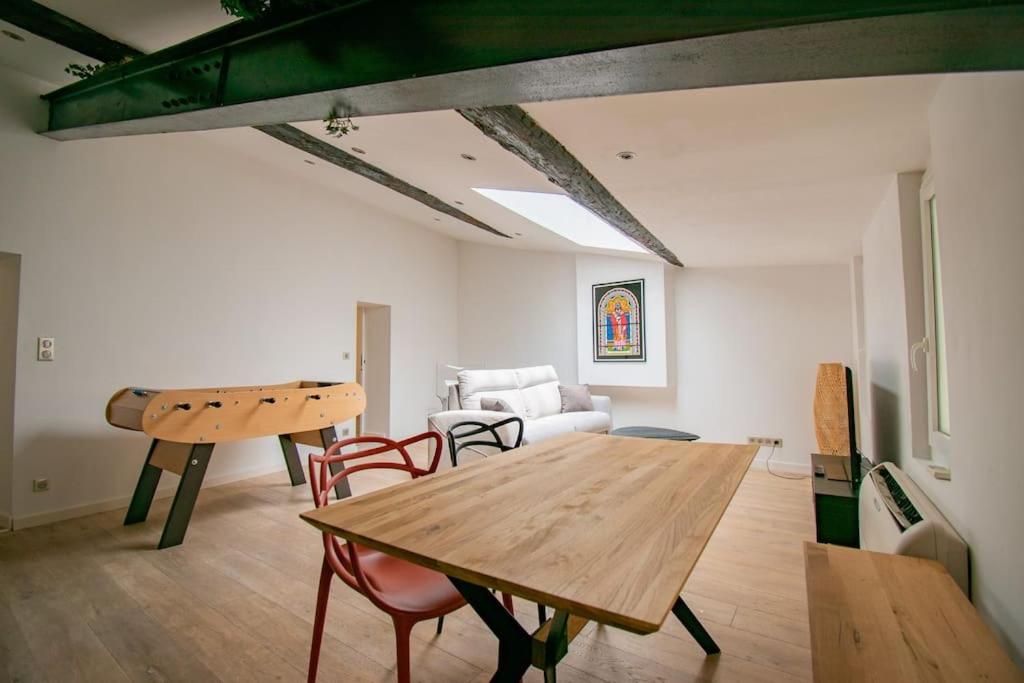 un salon avec une table et des chaises en bois dans l'établissement T2 moderne et lumineux au cœur du centre historique, à Aix-en-Provence