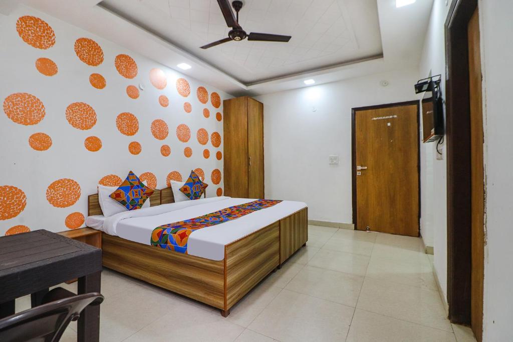 1 dormitorio con 1 cama en una habitación con techo en FabExpress Abode Inn en Nueva Delhi