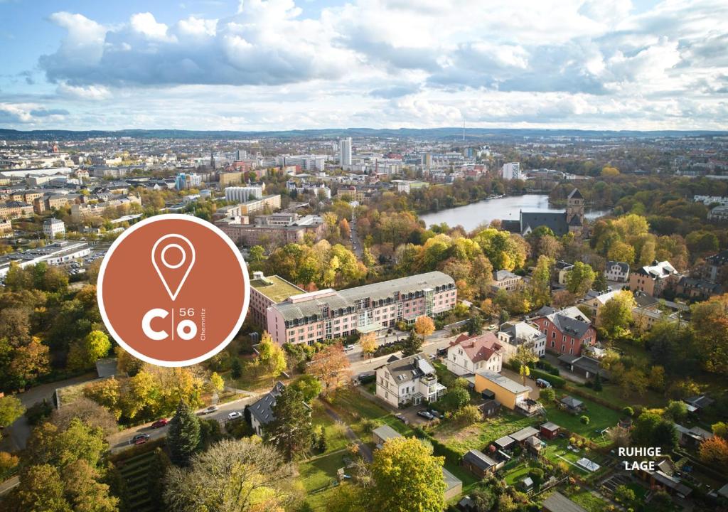 einen Blick über eine Stadt mit einem Go-Schild in der Unterkunft co56 Hotel Chemnitz in Chemnitz