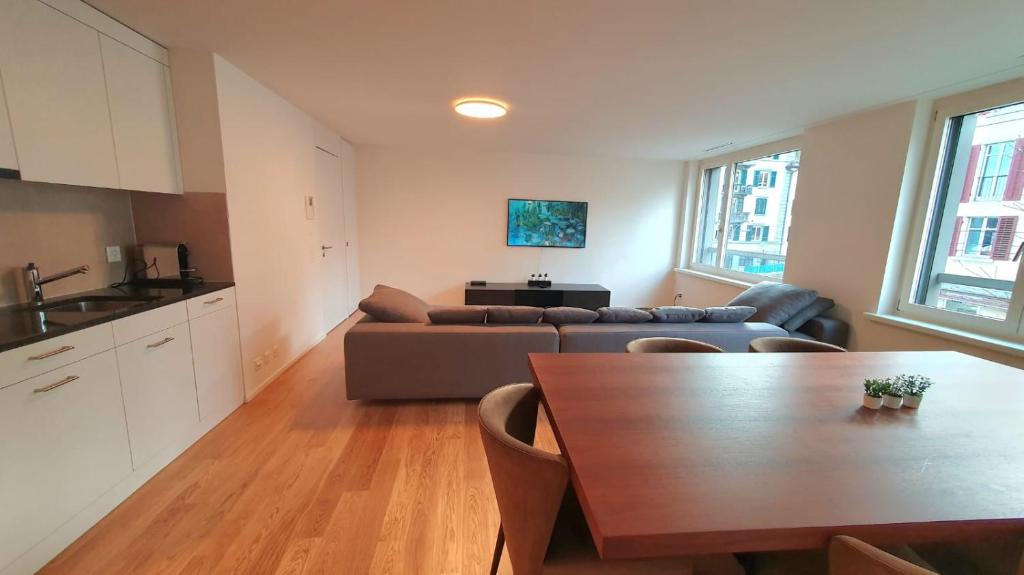 een woonkamer met een bank en een tafel bij DHG Luxury Apartments Zurich-Wollishofen in Zürich