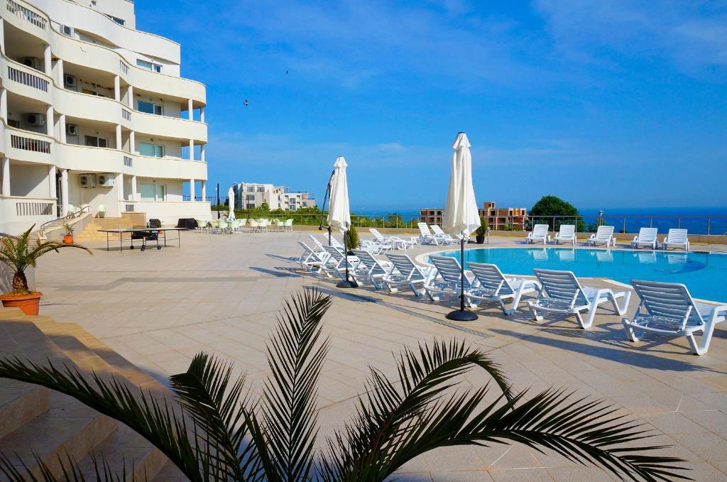 Bazén v ubytování Апартаменти Сънбрийз - Sunbreeze Apartments nebo v jeho okolí