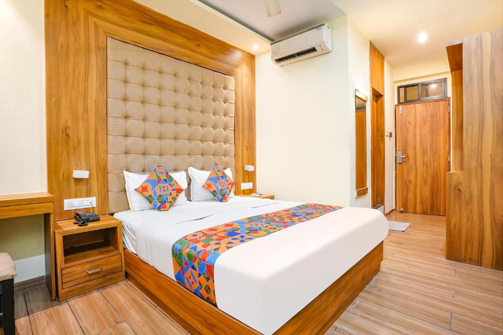 um quarto com uma cama grande num quarto em FabHotel Cozy Inn em Mumbai