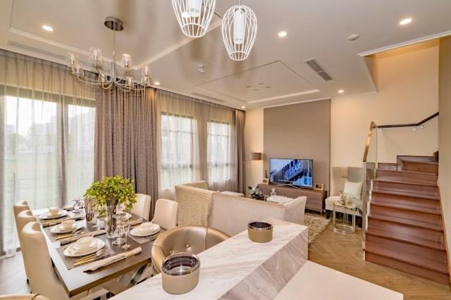 ein Wohnzimmer mit einem Tisch und einem Esszimmer in der Unterkunft Princess Luxury Villa 6 Bedroom Hanoi in Hanoi
