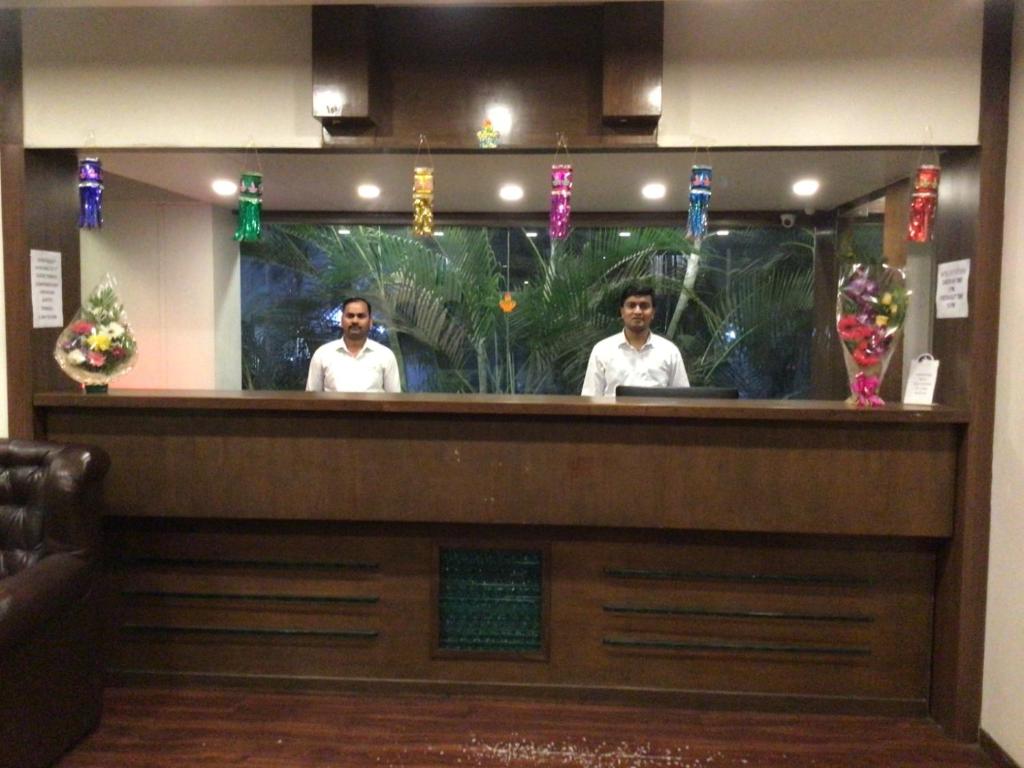 プネにあるIVY Studioの二人の男がレストランのバーに立っている