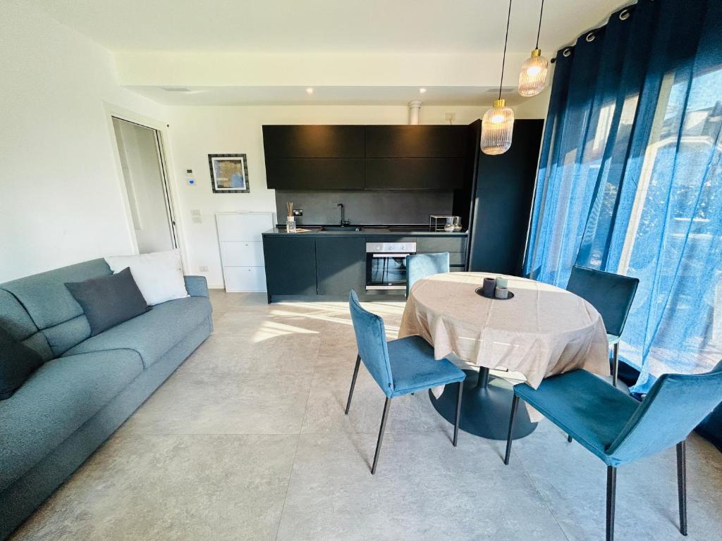 een woonkamer met een tafel en een bank bij Cortemaggiore 4B Luxury-Flexrent Abissinia in Riccione