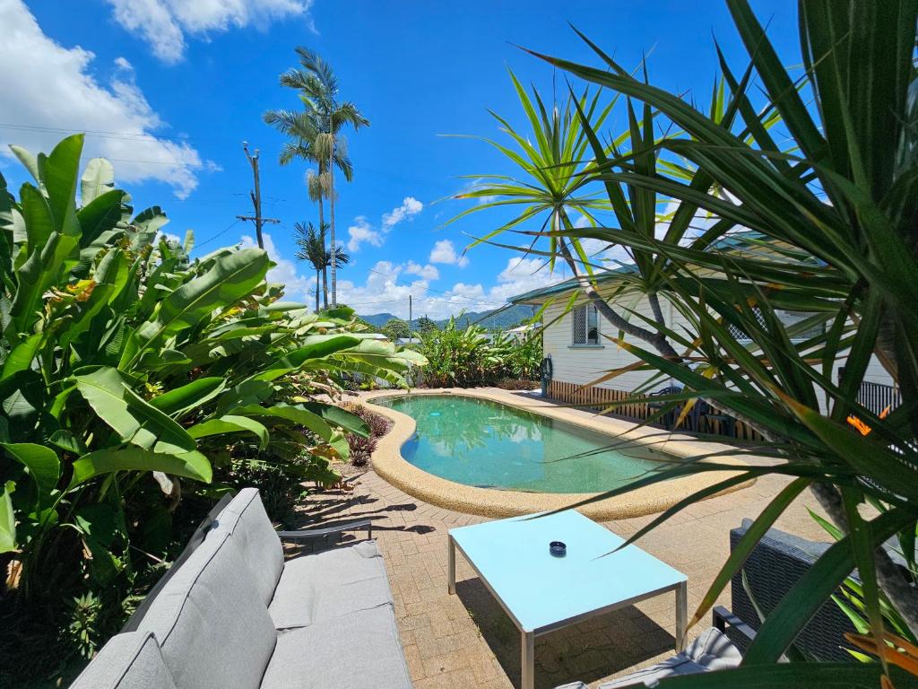 una piscina en un jardín con plantas en Gateway to Paradise en Westcourt