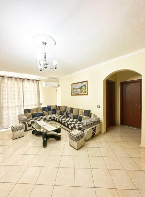 ein Wohnzimmer mit Sofas und einem Tisch in der Unterkunft LD Apartment in Vlorë