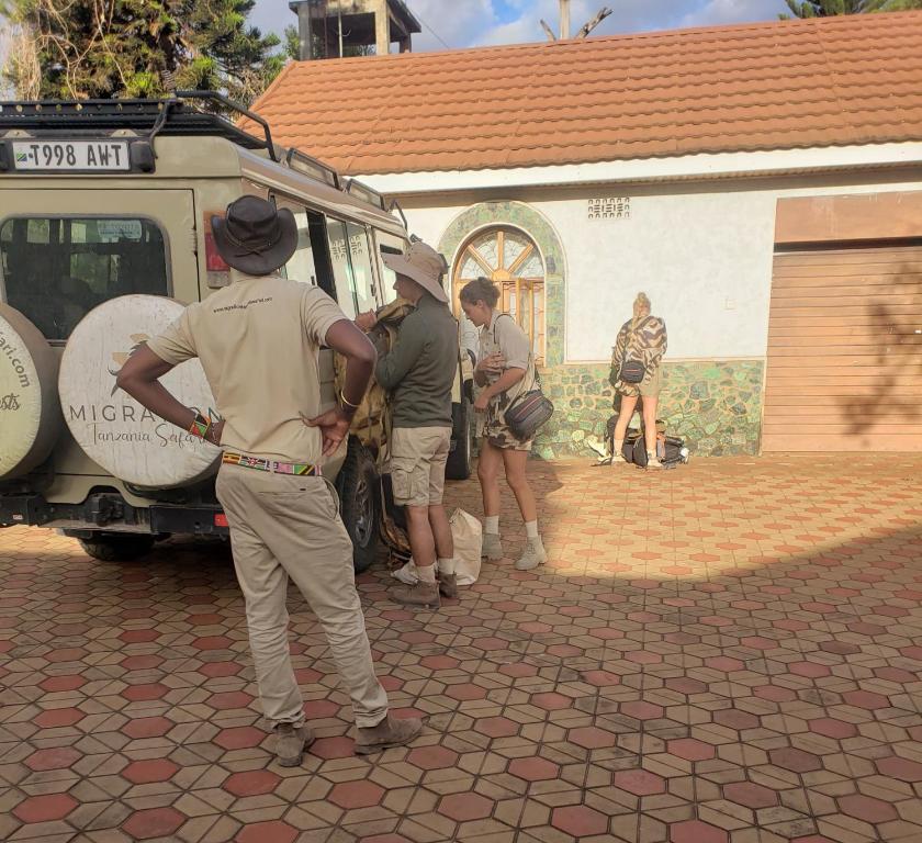 grupa ludzi stojących przed ciężarówką z jedzeniem w obiekcie Mahali Muzuri, Arusha w mieście Arusza