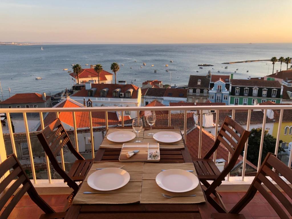 uma mesa numa varanda com vista para o oceano em Sea View em Paço de Arcos
