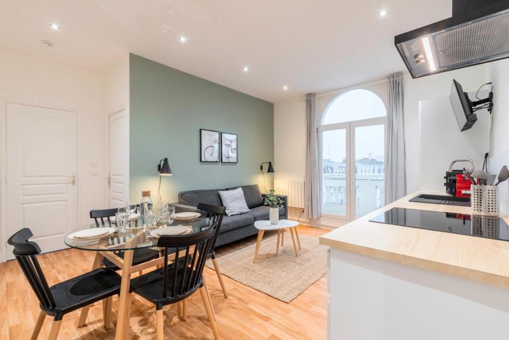 une cuisine et un salon avec une table et un canapé dans l'établissement Apartment for 4 in front of Lille Flandres station, à Lille