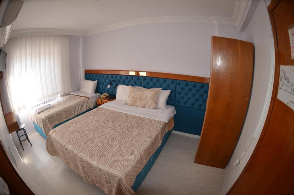 イスタンブールにあるHotel Padovaの小さなベッドルーム(ベッド2台、窓付)