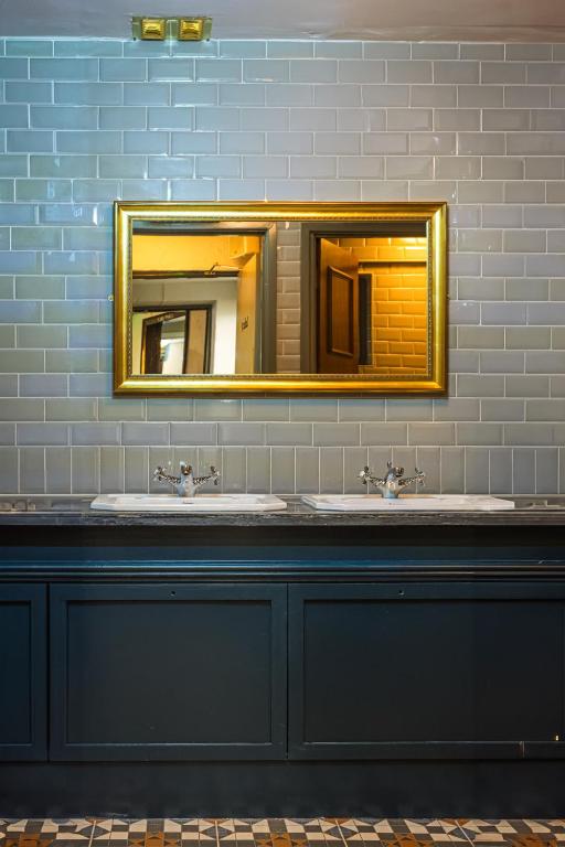 The Pied Bull - Resim 37