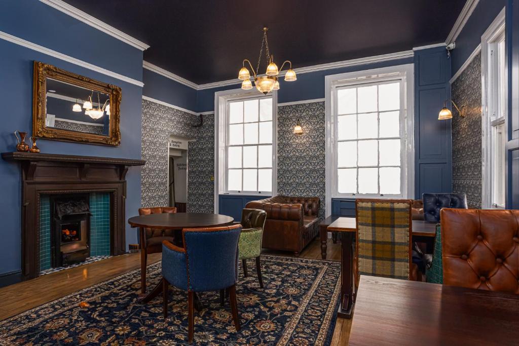 The Pied Bull - Resim 15