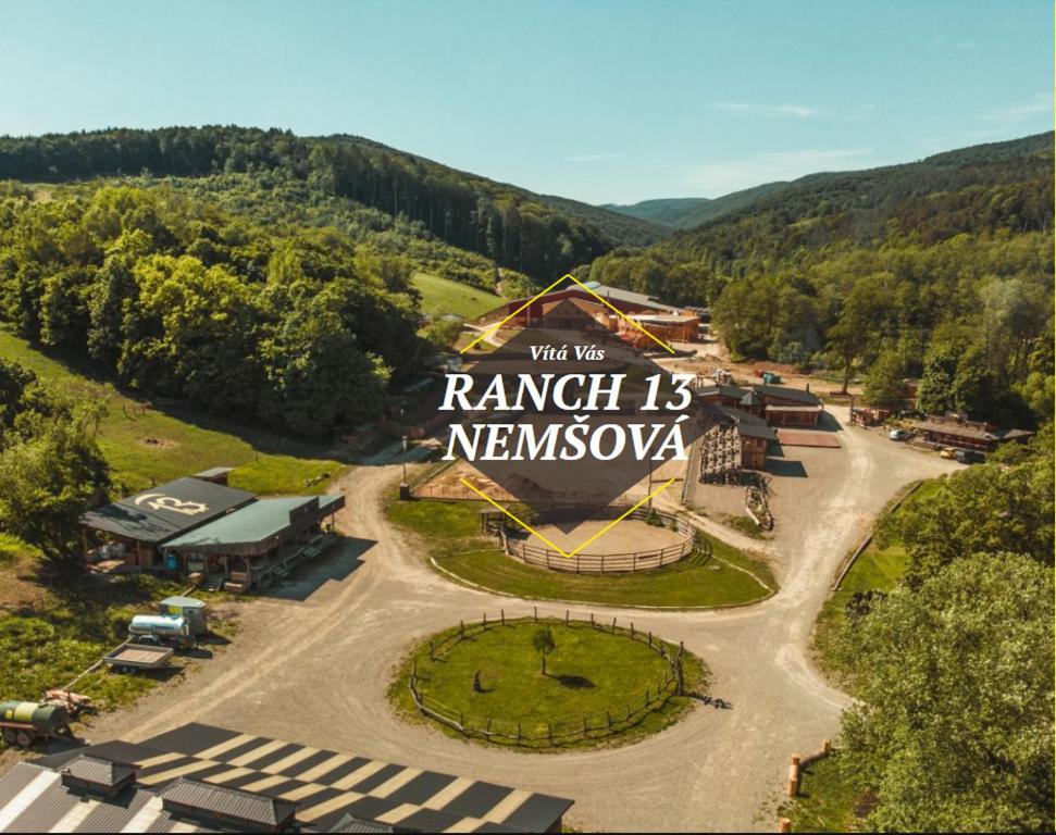 Ranch 13 - Western a kone في Nemšová: لافته مكتوب فيها حديثو المزرعة