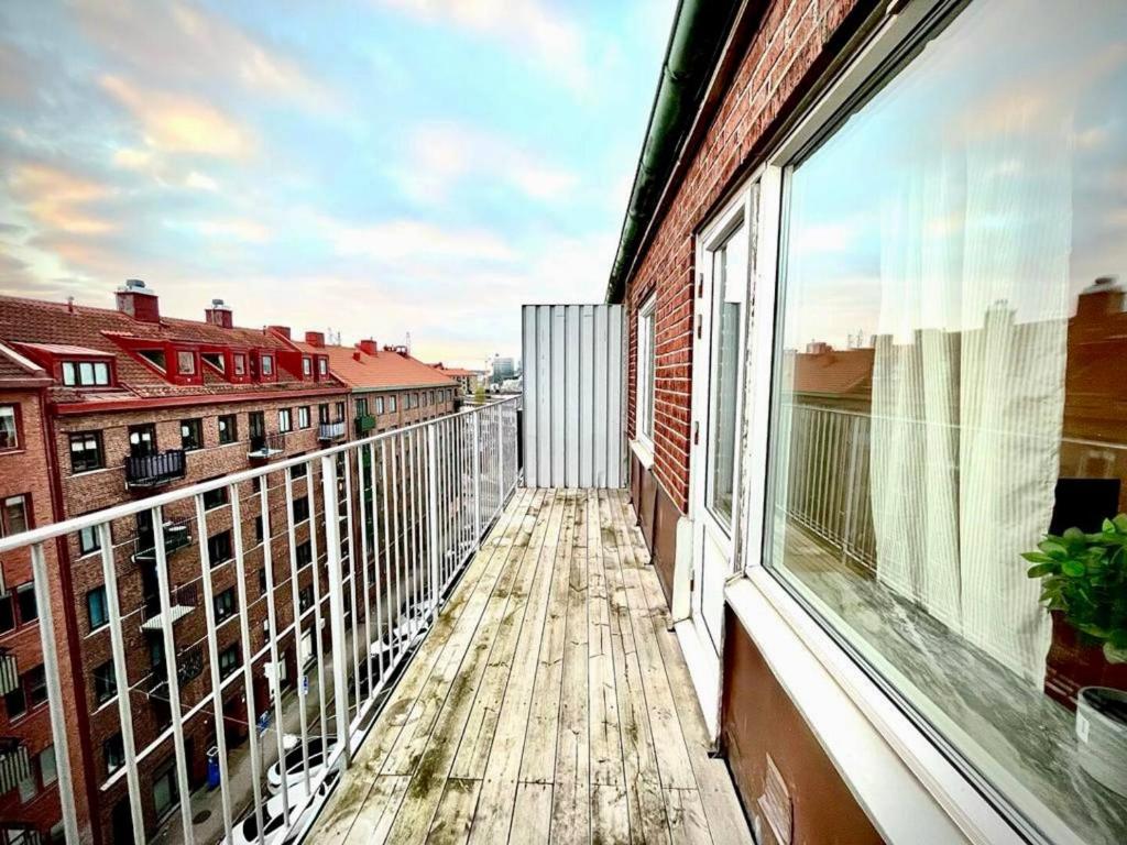 balcone con vista su un edificio di Luxurious Apartment With Lovely View a Göteborg