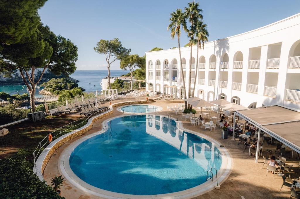 an overhead view of a swimming pool at a hotel at Comitas Floramar in Cala Galdana