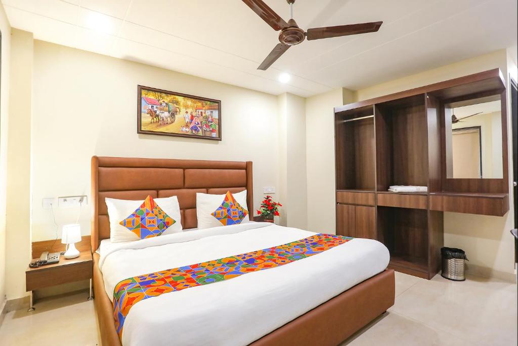 מיטה או מיטות בחדר ב-FabHotel Nirvana Residency