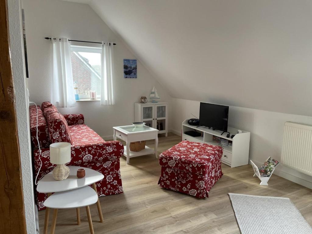 a living room with a couch and a tv at Reethaus Vilmnitz Reethaus Vilmnitz - Fewo "Muglitz" in Vilmnitz