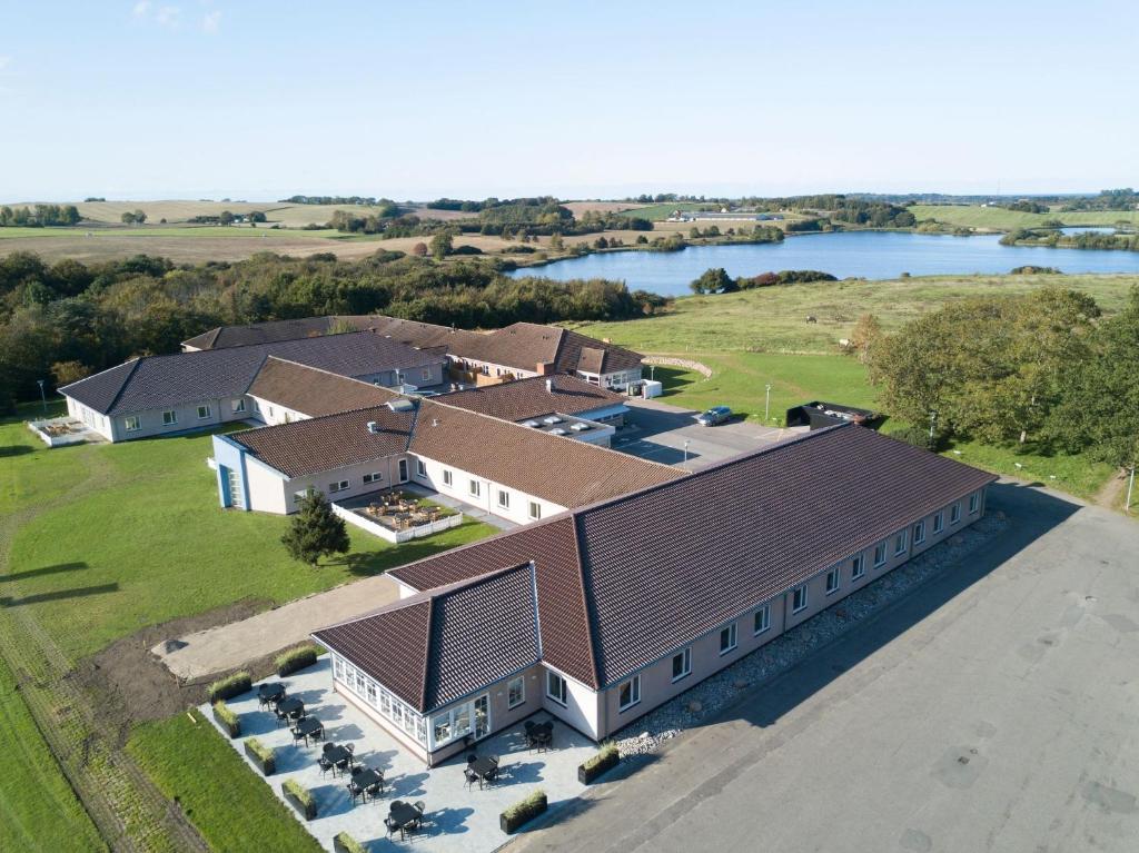 uma vista aérea de uma grande casa com um lago em Hotel Højbysø em Højby