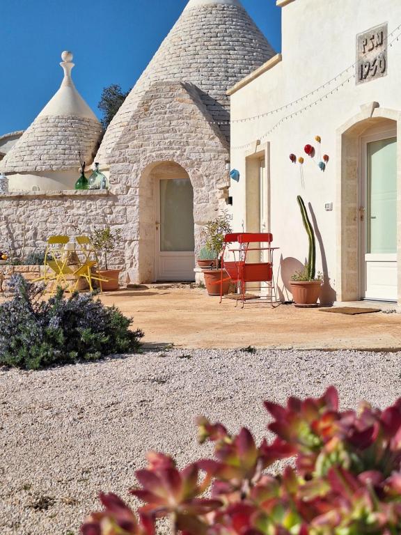 Casa con un edificio de piedra con patio en Residenza Anima Mediterranea, en Francavilla Fontana