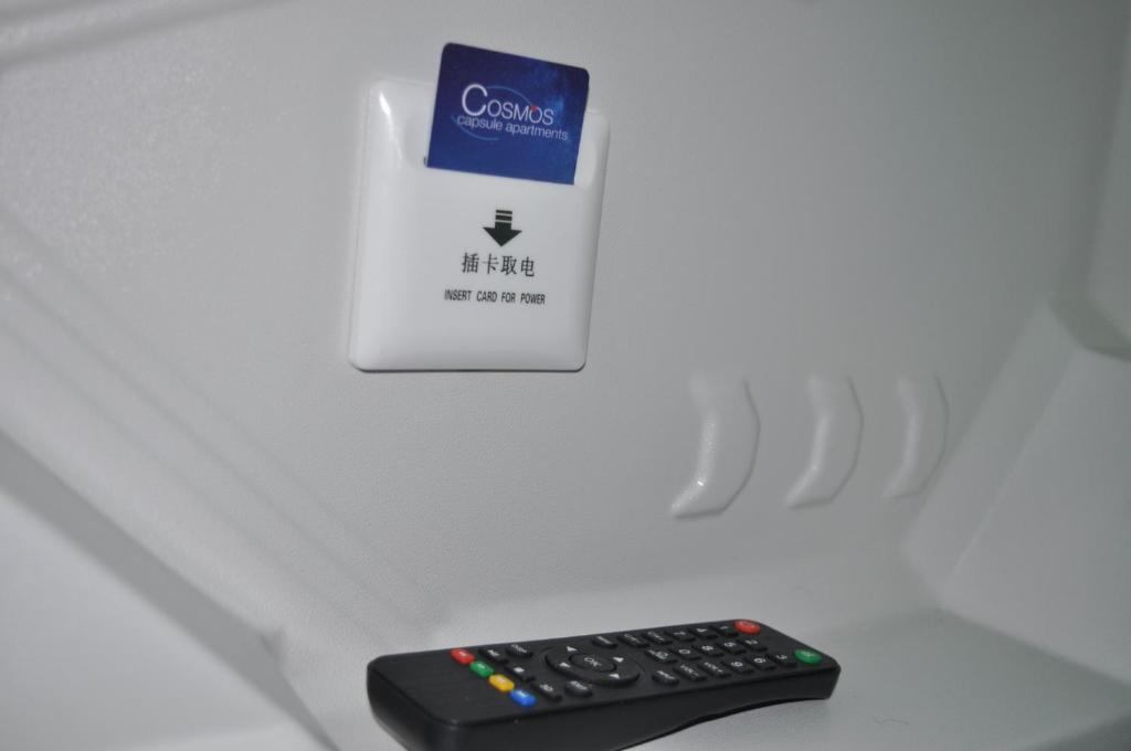 TV a/nebo společenská místnost v ubytování Cosmos capsule coworking London