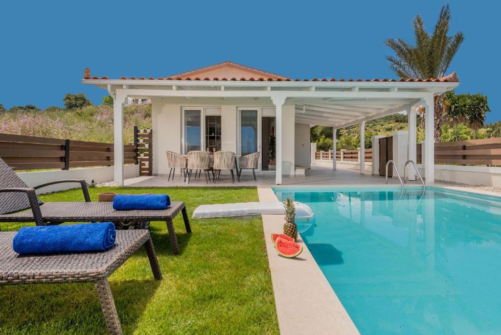 un cortile con piscina e pergolato di Superb Argassi Villa - 2 Bedrooms - Villa Siesta - Great Sea Views - Close to Beach and Amenities ad Argásion