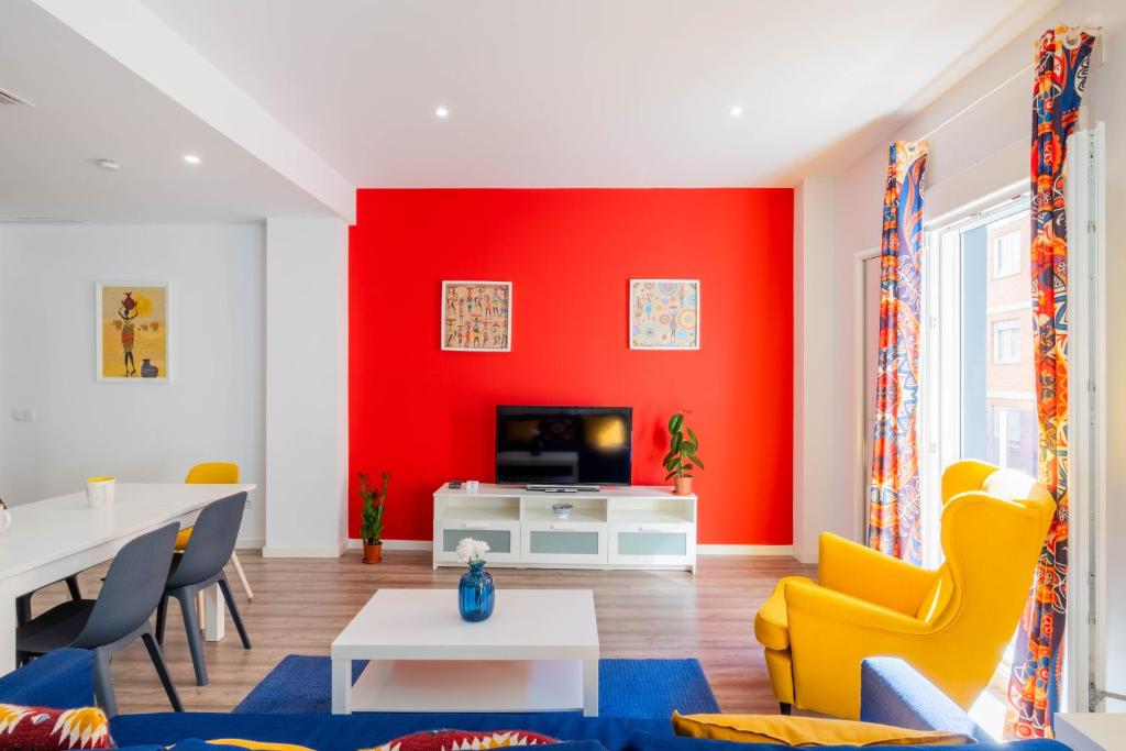 ein Wohnzimmer mit einer Wand mit roten Akzenten in der Unterkunft Brand New Apartment With Super Comfortable Beds 3 in Valencia