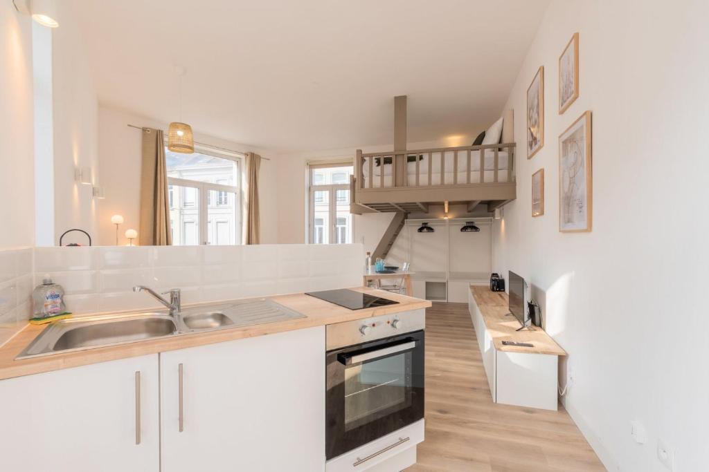 Kuchnia lub aneks kuchenny w obiekcie Spacious and bright studio in the center.