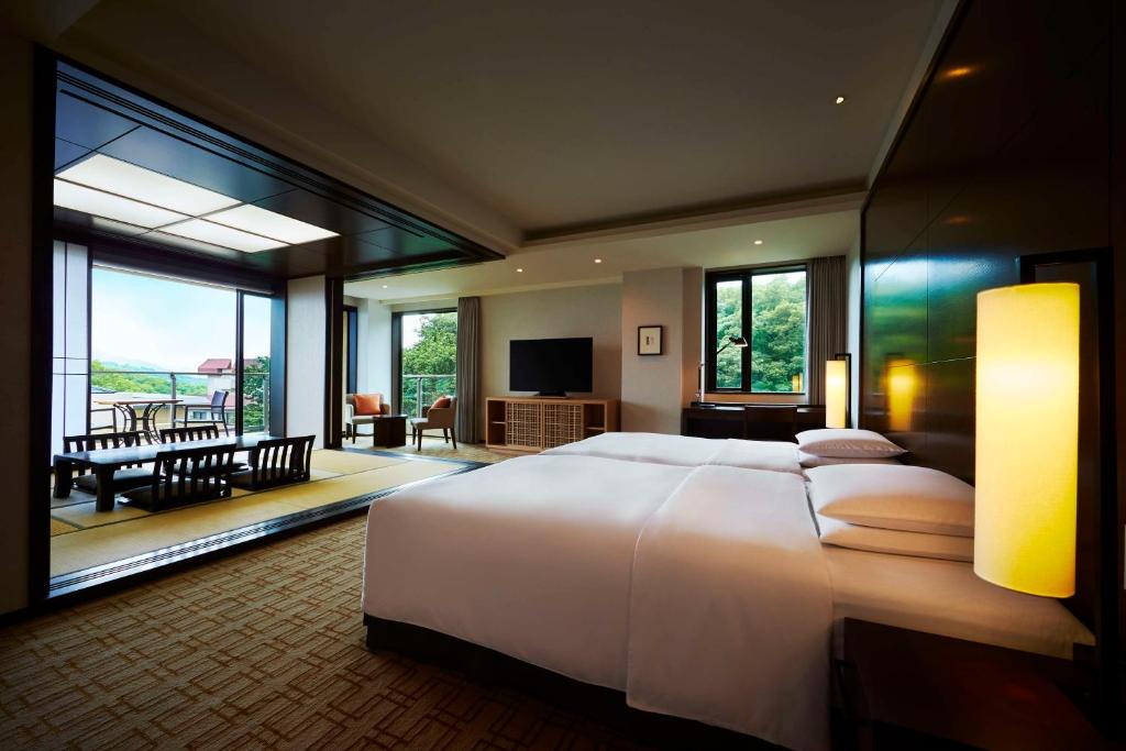 Postel nebo postele na pokoji v ubytování Hyatt Regency Hakone Resort and Spa