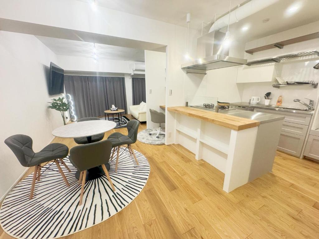 a kitchen with a table and chairs in a room at 山手線恵比寿8分　4人可　 in Tokyo