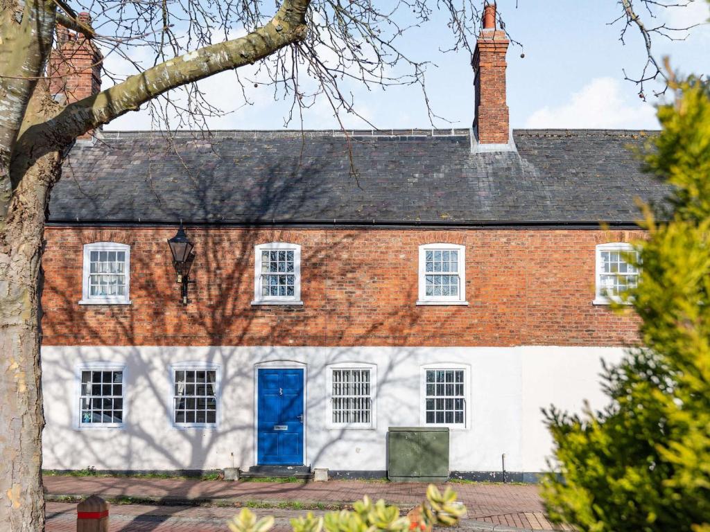 uma casa vermelha e branca com uma porta azul em 2 bed property in Horncastle 86663 em Horncastle