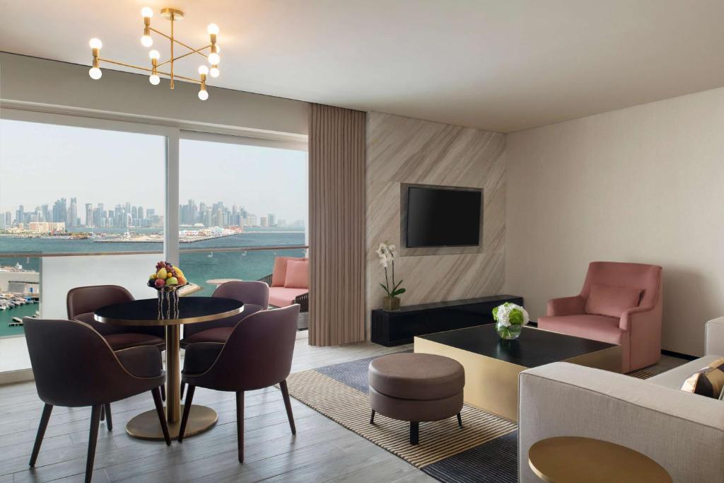 TV a/nebo společenská místnost v ubytování Rixos Gulf Hotel Doha