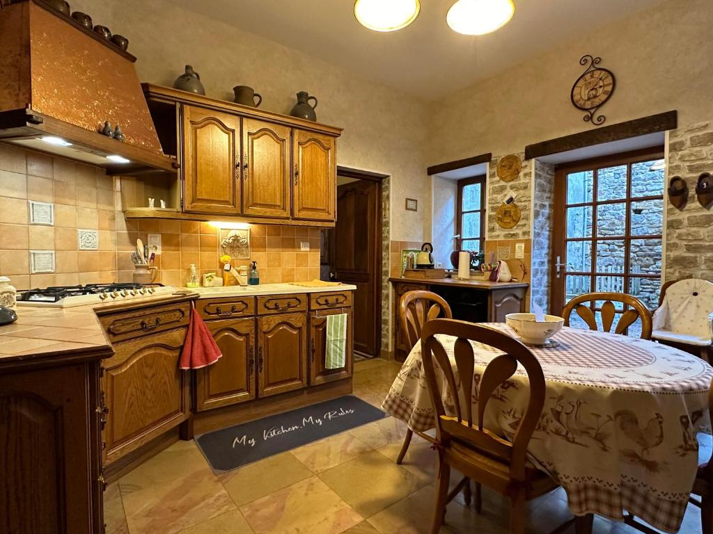 Chez Jeanne - Four-Bedroom Holiday Home