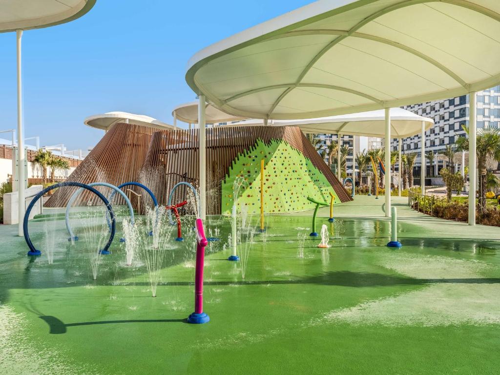Bazén v ubytování Rixos Gulf Hotel Doha nebo v jeho okolí