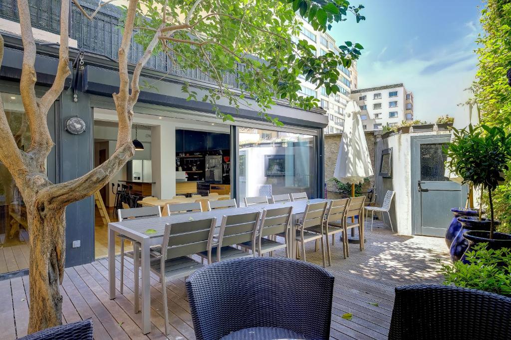 une terrasse avec une grande table et des chaises dans l'établissement Superbe appartement T5 proche du Palais et de la Croisette, à Cannes