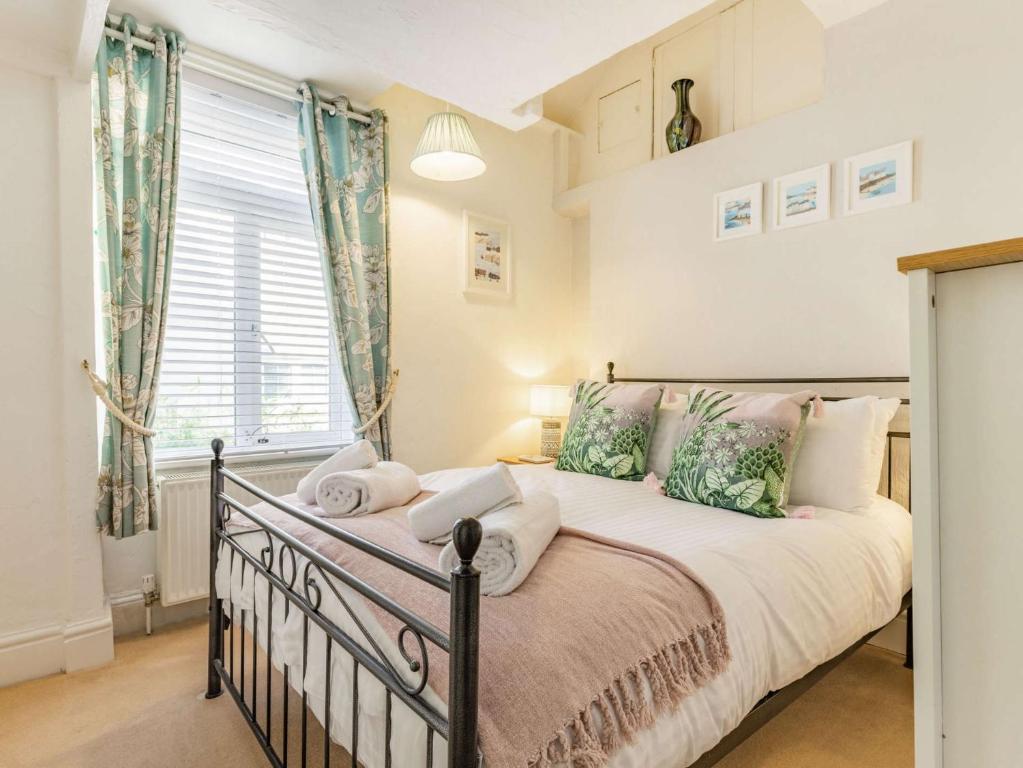 a bedroom with a bed and a window at 2 Bed in Brixham 86879 in Brixham