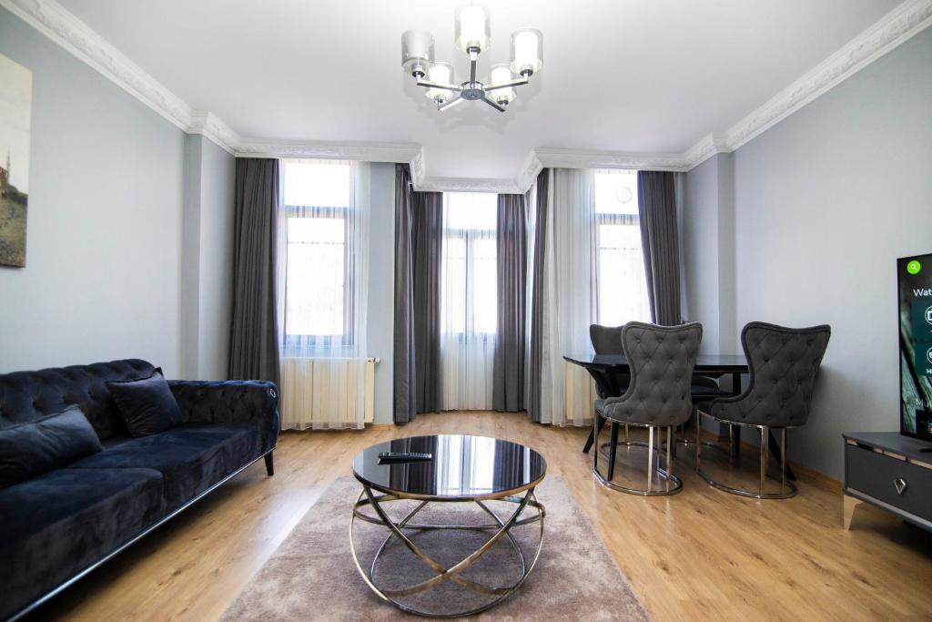 sala de estar con sofá y mesa en PANGALTI 2, en Estambul