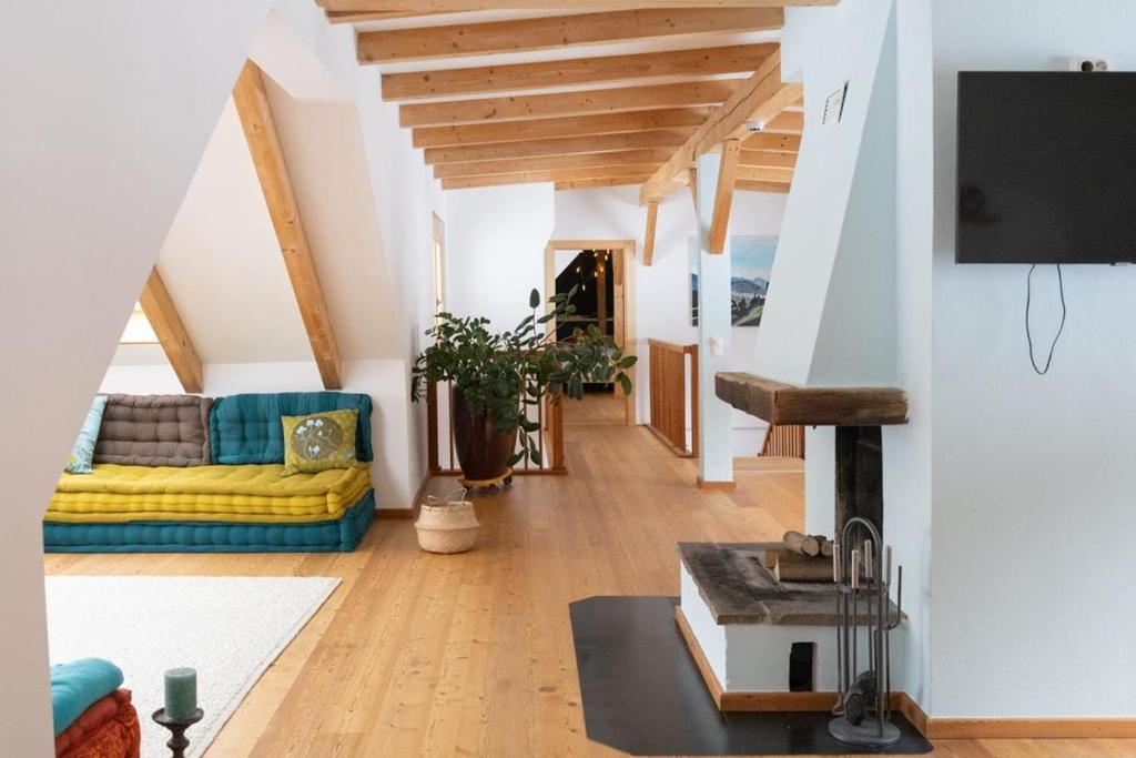 Televízia a/alebo spoločenská miestnosť v ubytovaní Appartementhotel am Weissensee