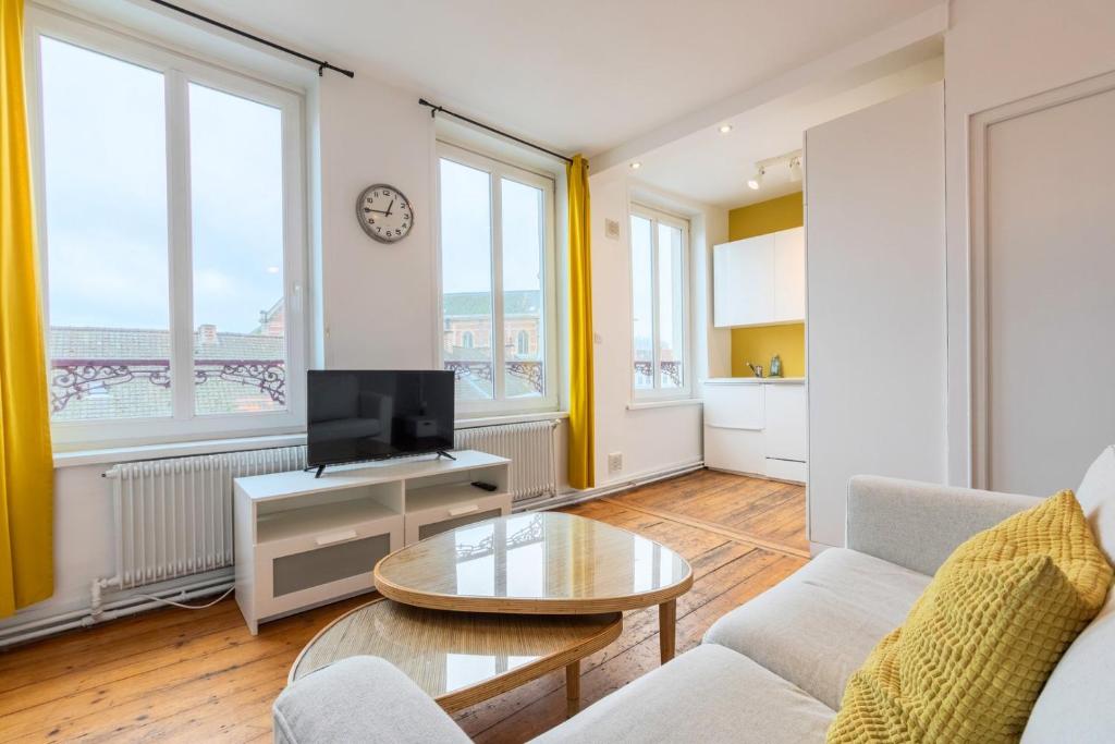 Televízia a/alebo spoločenská miestnosť v ubytovaní 2-bedroom apartment near metro