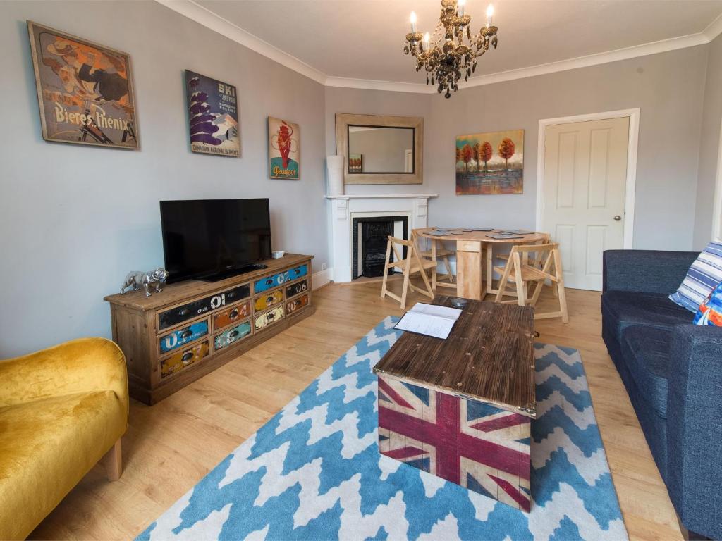 sala de estar con sofá, TV y mesa en 1 Bed in Harrogate HH080 en Harrogate
