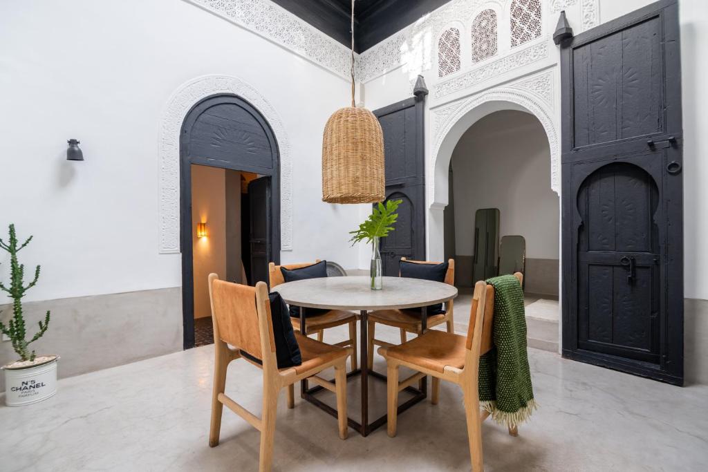 Riad Sahara, Medina Marrakech في مراكش: غرفة طعام مع طاولة وكراسي