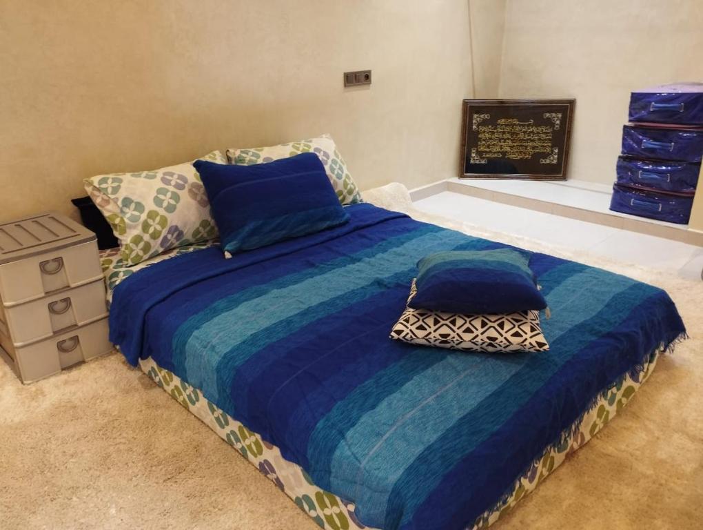 - une chambre avec un lit doté de draps et d'oreillers bleus dans l'établissement Maison à louer pour couple marié ou groupe fille, à Agadir
