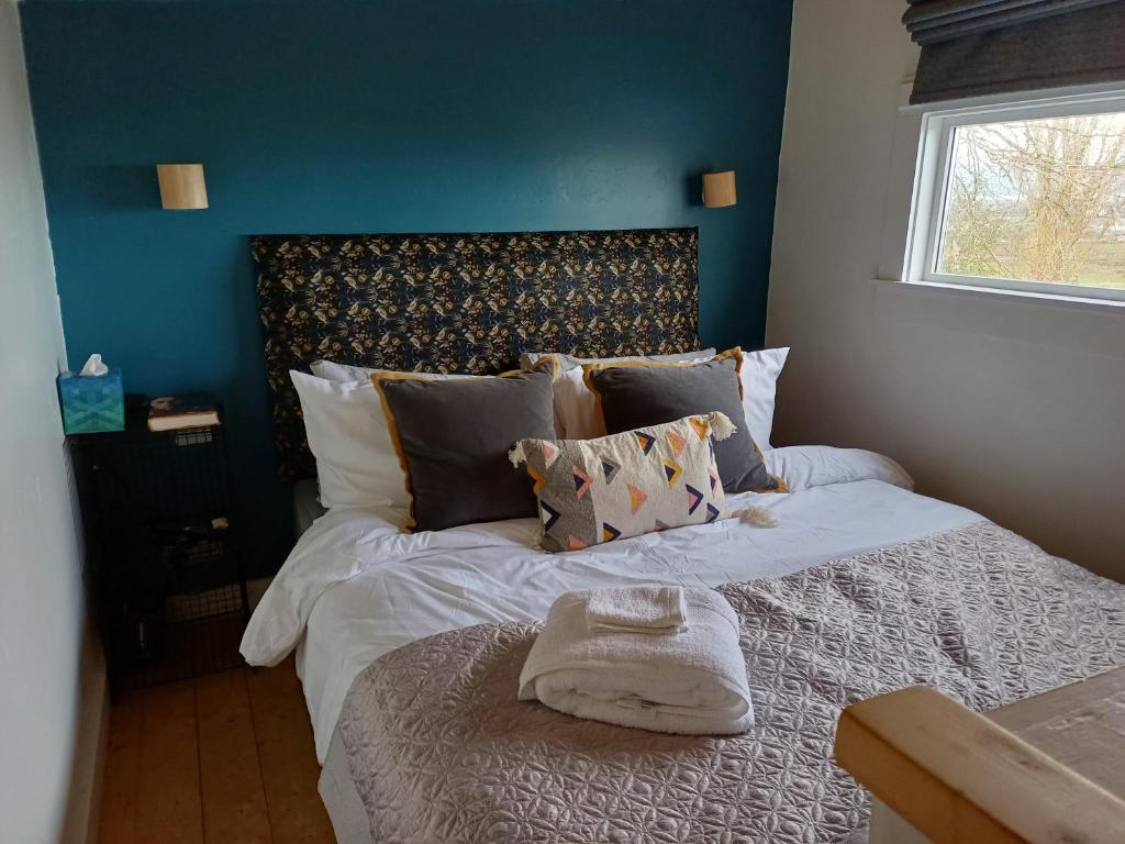 um quarto com 2 camas e uma janela em The Wee Tiny Home em Eglinton