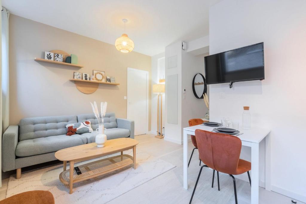 - un salon avec un canapé et une table dans l'établissement Renovated 1 bedroom apartment, à Lille