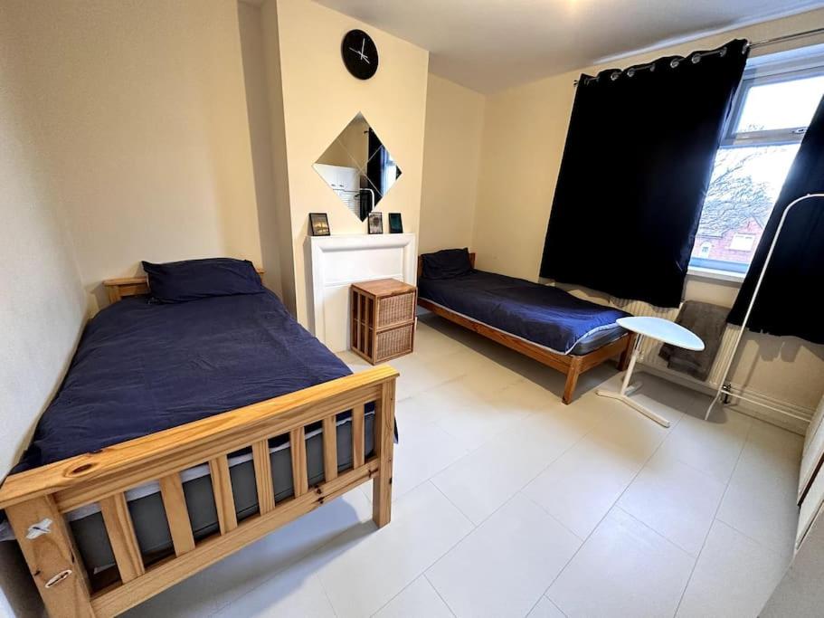 1 dormitorio con 1 cama, 1 silla y 1 ventana en 1 Bedroom flat, Close to All You Need! en Kenton