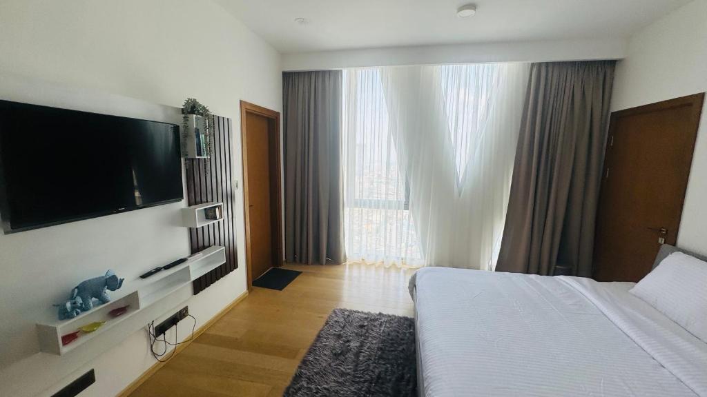 TV a/nebo společenská místnost v ubytování Altair Luxury Colombo by Miracle