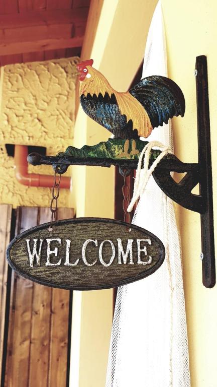 a welcome sign hanging on the side of a door at Casa Francesca a 2,5 km da Iseo in Provaglio d'Iseo